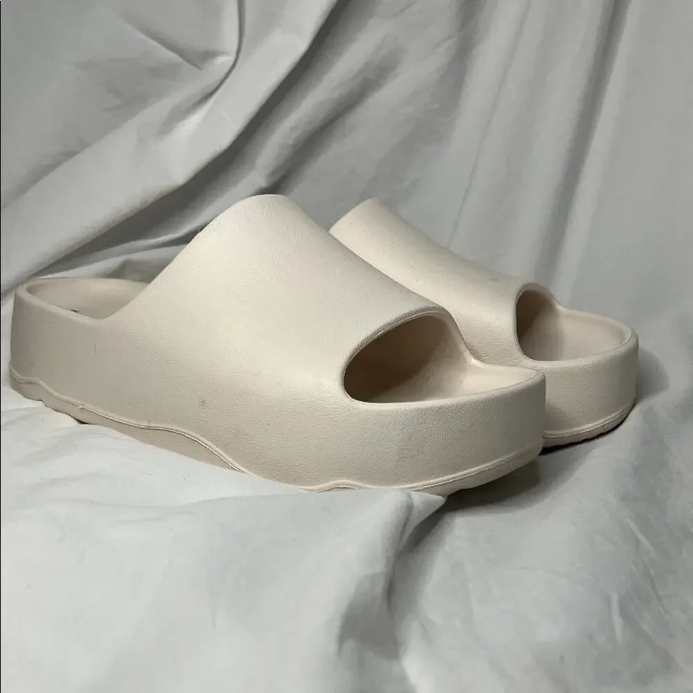 Target Art Class Cream Slides Size 4Y